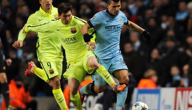 Sergio Aguero (der.) del Manchester City, y Lionel Messi del Barcelona pelean por el balón...