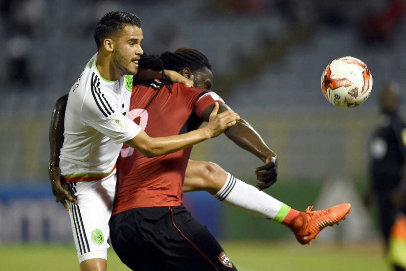 Diego Reyes (izq.) anotó al minuto 58 para México, que conserva el invicto dentro de la...