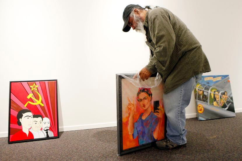 El curador José Vargas destapa la obra “Reina de los selfies”. (BEN TORRES/ESPECIAL PARA AL...