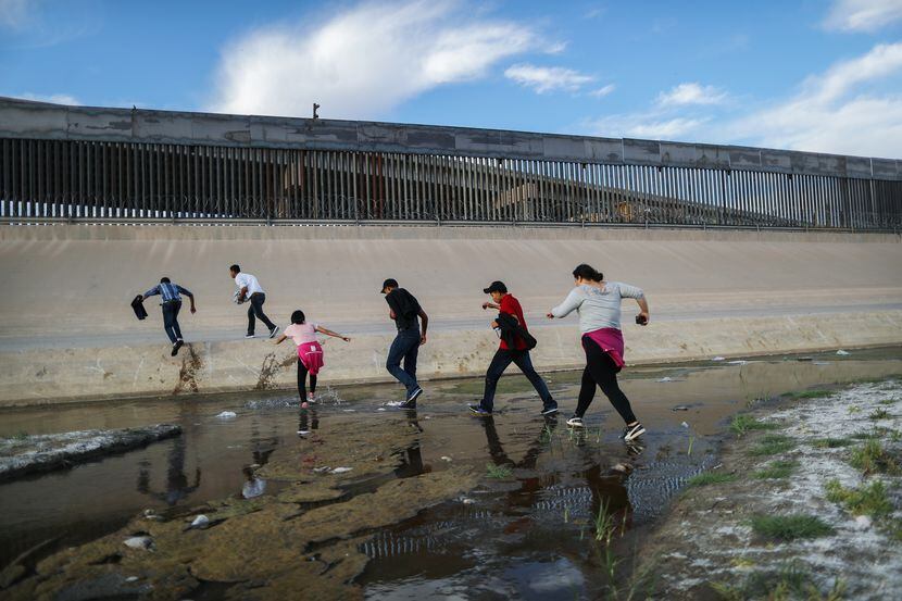 Un grupo de migrantes trata de cruzar del lado mexicano del Río Grande hacia El Paso, Texas.