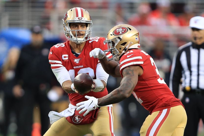 El trabajo del mariscal de los 49ers de San Francisco, Jimmy Garoppolo (izq.), es más la de...