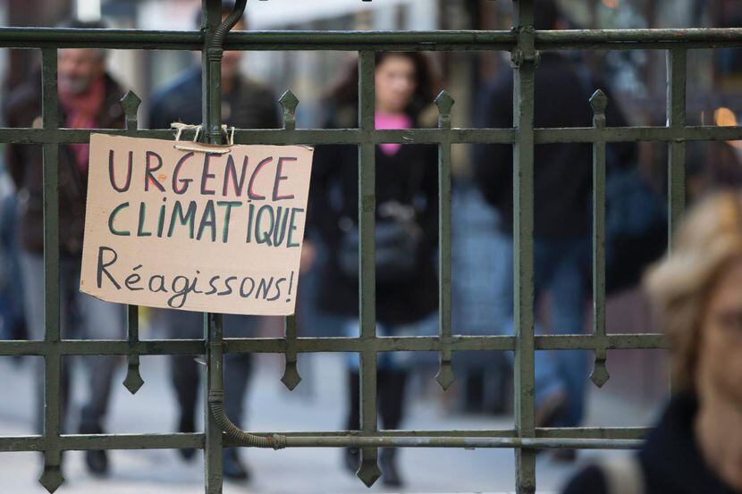 Un cartel que dice: “Emergencia climática: reaccionemos” cerca de una estación de metro de...