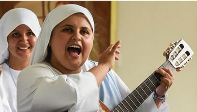 María Valentina de los Ángeles, una monja de Cali, Colombia, rapeará durante la visita del...