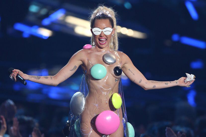 Every crazy outfit Miley Cyrus wore at the VMAs