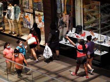 Fewer U.S. shoppers say they’re going to the mall this vacation season