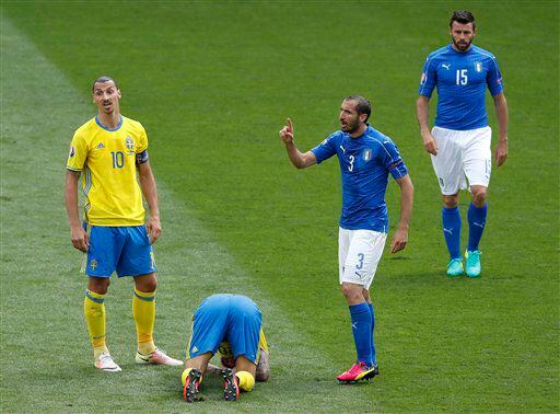 El delantero sueco Zlatan Ibrahimovic (izquierda) viene de jugar con el PSG de Francia. (AP...