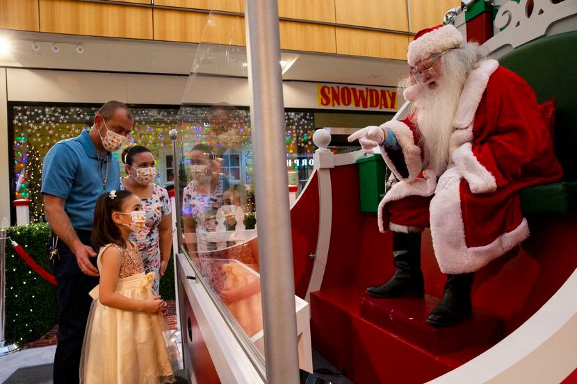 Aryana Martinez, de 5 años, vista a Santa Claus junto a sus padres Jaime y Shaila Martinez...