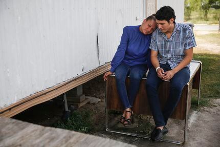 Sanjuana Galicia (izq.) junto a su hijo Francisco. Las familias de estatus mixto están...