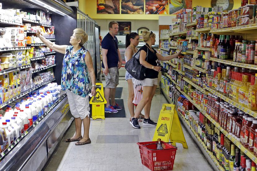 Fotografía de archivo del 12 de junio de 2015 de varios compradores en un supermercado en La...