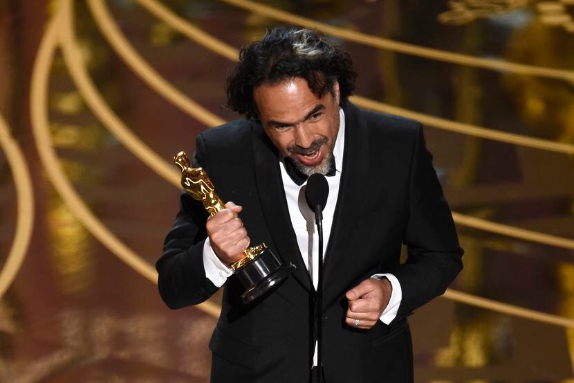 Alejandro González Iñarritu celebra al recibir el Oscar como Mejor Director.
