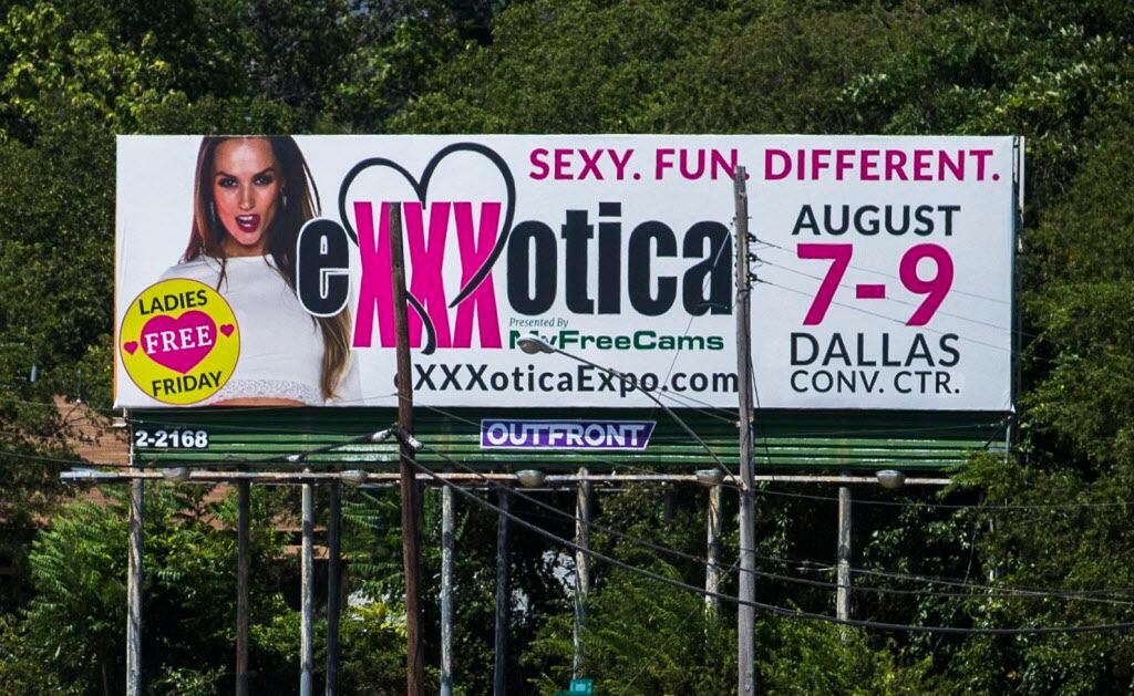Un cartel promocionando la Feria Exxxotica en el 2015. La feria fue vetada al año siguiente...