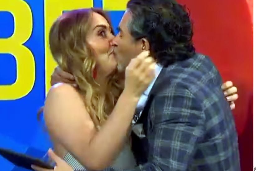 Andrea Legarreta (izq.) y Raúl Araiza (der.) solucionan sus problemas a besos./ AGENCIA...