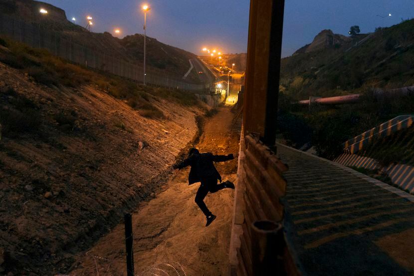 En esta fotografía de archivo del viernes 21 de diciembre de 2018, un joven hondureño salta...