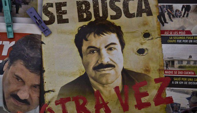Un poster en la Ciudad de México muestra a Joaquín “Chapo” Guzmán luego de su fuga....
