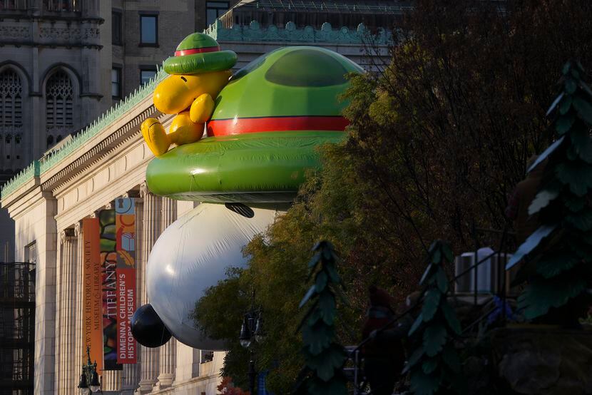 El globo de Snoopy se apresta a iniciar el desfile del Día de Acción de Gracias, Nueva Yotk,...