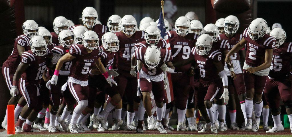 Red Oak defensive back Jacob Proche (3) leads his teammates onto the field just prior to the...