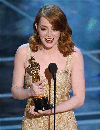 Emma Stone recibe el premio a la mejor actriz por su papel en “La La Land” en los Oscar el...