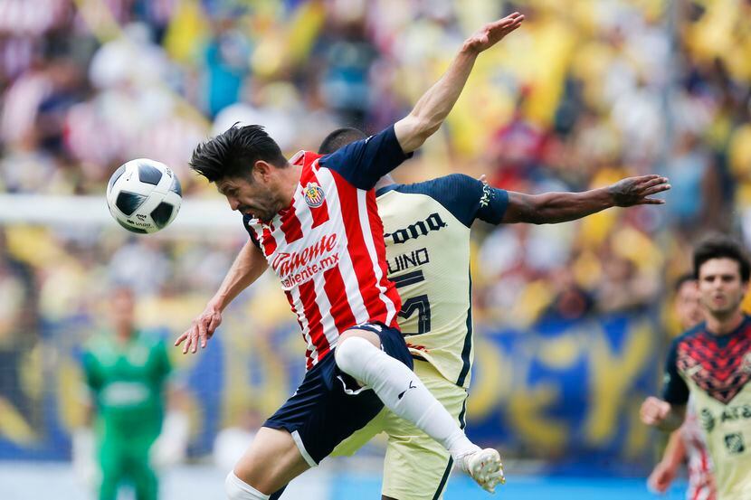 El delantero de Chivas de Guadalajara, Oribe Peralta (izq), pelea un balón con el...