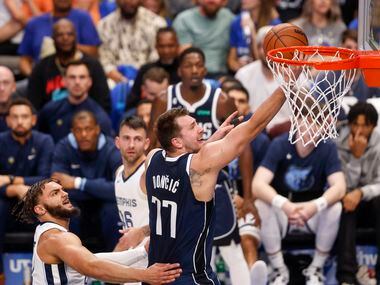 Dallas Mavericks guard Luka Doncic (77) drives past Memphis Grizzlies guard David Roddy (27)...