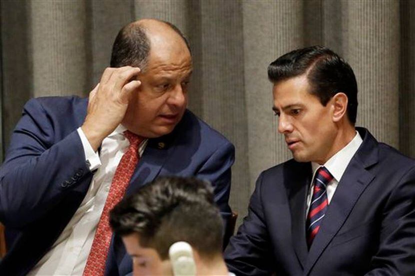 El presidente de México Enrique Peña Nieto (der) conversa con su colega costarricense Luis...