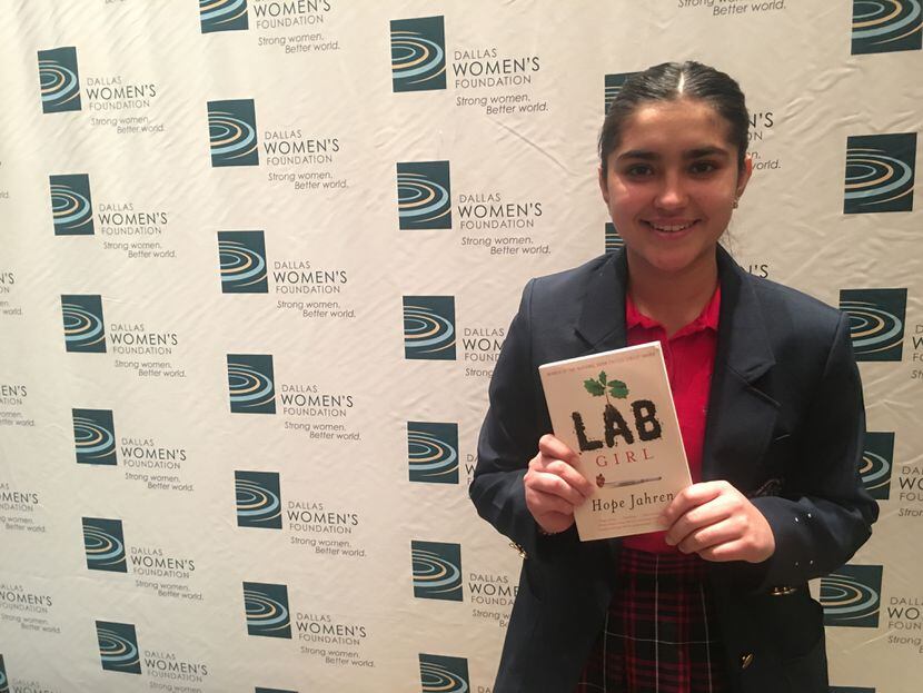 America Rodríguez muestra orgullosa su libro Lab Girl mientras comparte sus sueños de...