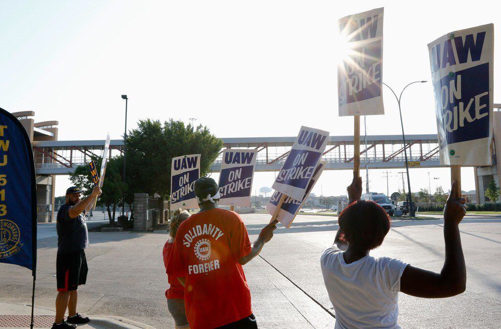 Trabajadores de una planta de General Motors en Arlington se encuentran en huelga desde el...