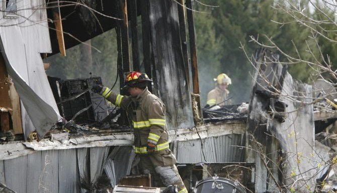 Bomberos de Anna, Texas examinan lo que quedó de una casa luego de un incendio provocado por...