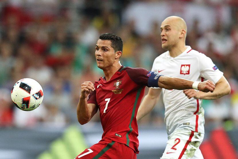 Cristiano Ronaldo (izq.) y la selección portuguesa enfrentan a Gales el miércoles....