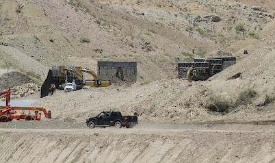 La construcción de una sección de la malla fronteriza en Sunland Park, New Mexico. (AP...