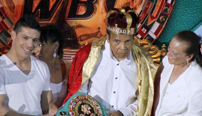 El ex campeón mundial de peso pesado Muhammad Ali (centro) en un evento en Cancún en...