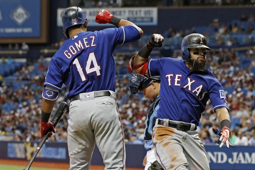 Rougned Odor (der.) y los Texas Rangers están a 3.5 juegos del segundo comodín de la Liga...