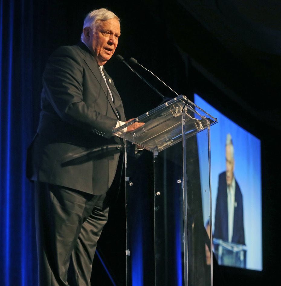 Tom Luce speaks as he receives the 2018 Linz Award at the Dallas Omni Hotel in downtown...