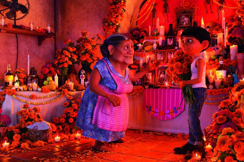 Abuelita (voz de Renée Víctor) junto a Miguel (Anthony González) en “Coco”.(DISNEY PIXAR)
