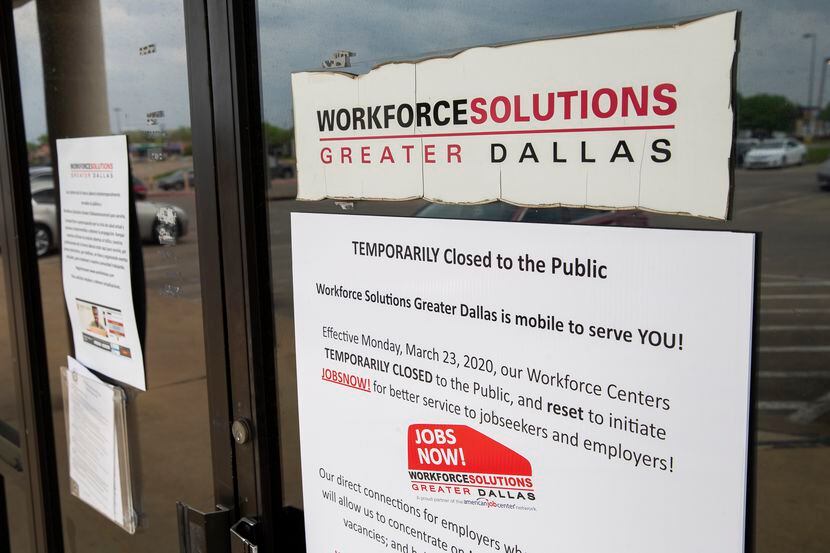 Un cartel anunciando el cierre temporal del Centro de Fuerza Laboral en Dallas. El desempleo...