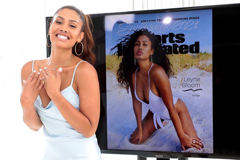 Leyna Bloom posa junto a la portada de Sports Illustrated Swimsuit el 13 de julio de 2021 en...
