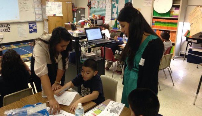 Norma Eva Carbajal (der.) ayuda a Ruth Ortiz durante la clase para alumnos de segundo grado...