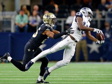 El receptor de los Dallas Cowboys, Amari Cooper (19), atrapa un pase ante los Saints de Nueva Orleáns, el 29 de noviembre de 2018 en el AT&T de Arlington.