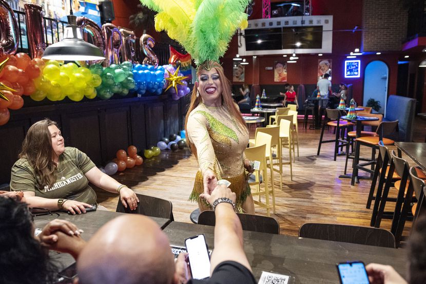 Ricky Rodarte, un drag queen llamado Macarena, presentándose en el Drag Brunch de Cafe...