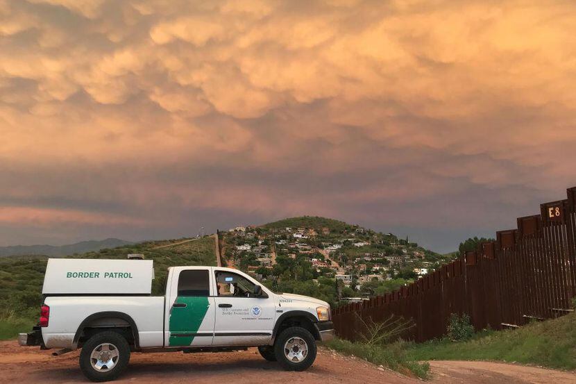 Una camioneta de la Patrulla Fronteriza vigila la barda en la frontera entre Nogales,...