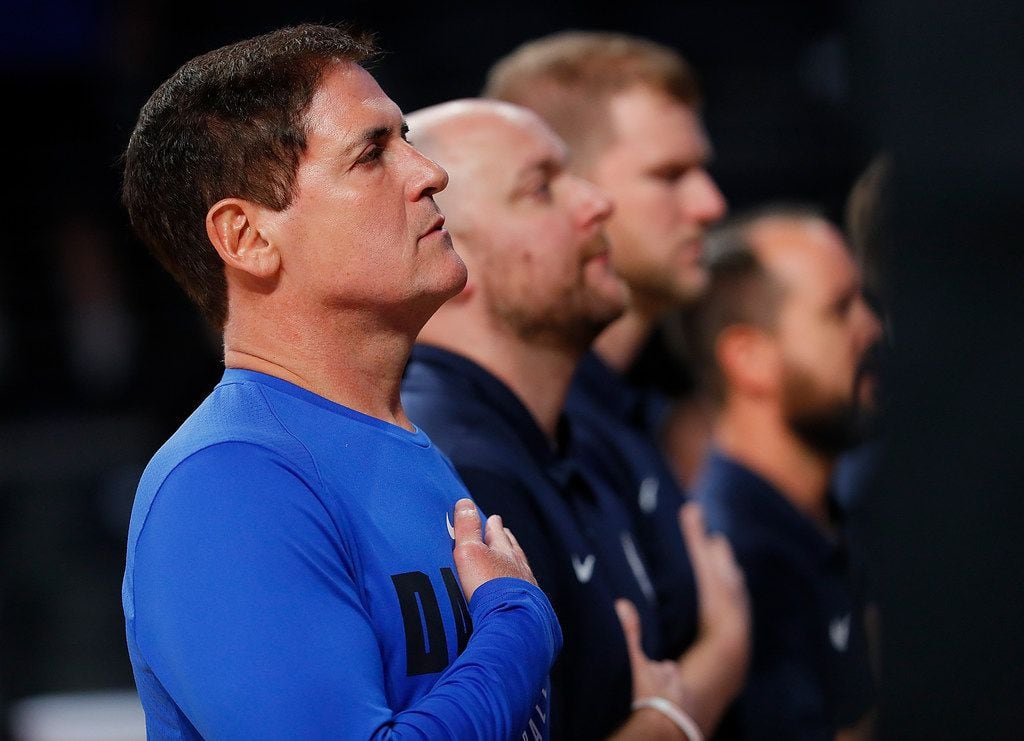 El propietario del los Mavericks de Dallas, Mark Cuban, ha respaldado a los jugadores de su equipo que elijan hincarse durante la entonación del himno nacional.