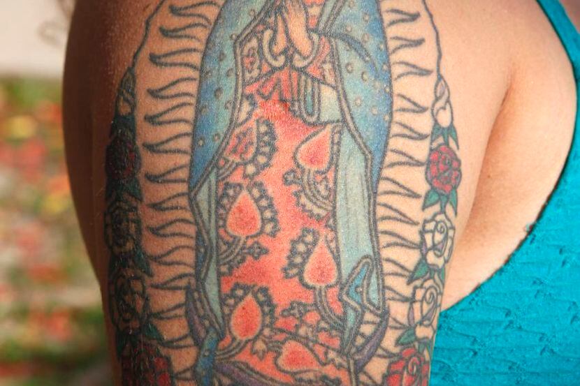 Yesenia Hernández muestra su tatuaje de la Virgen de Guadalupe. (ESPECIAL PARA AL DÍA/BEN...