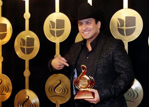Julión Alvarez posa tras ganar el Premio Lo Nuestro al artista banda del año en la categoría...