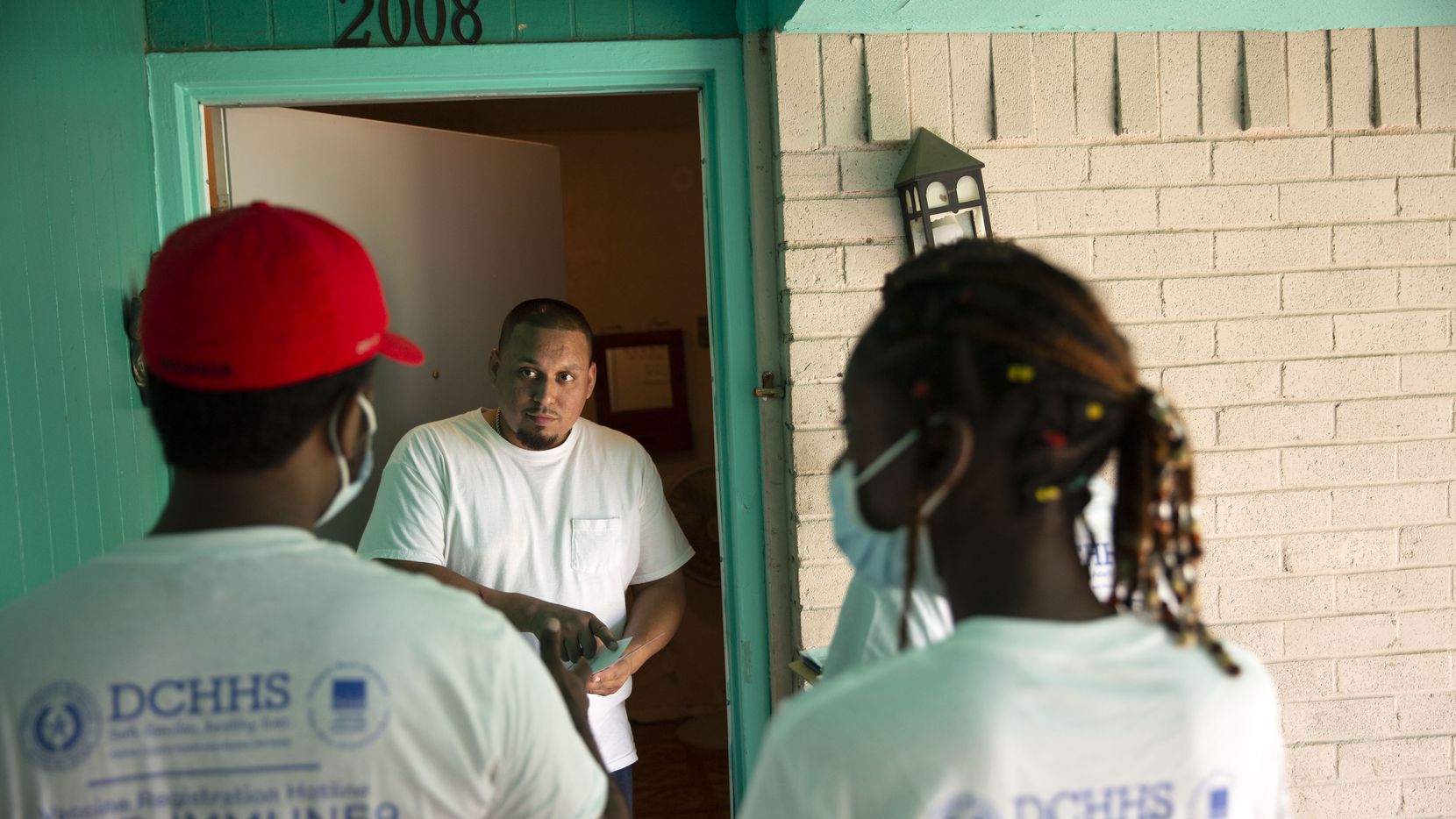 High School Students Lead Door To Door Effort To Promote Covid 19 Vaccines In Southern Oak Cliff