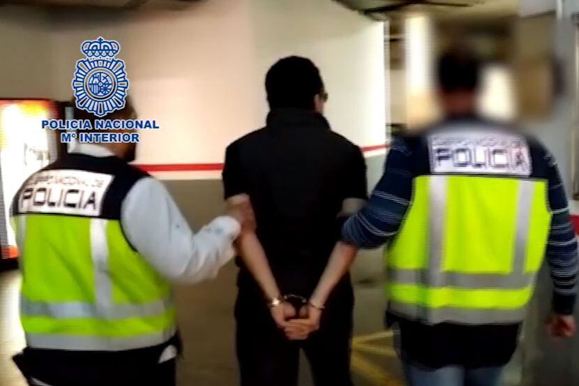 Captura de video de policía española escortando a Emilio Lozoya.