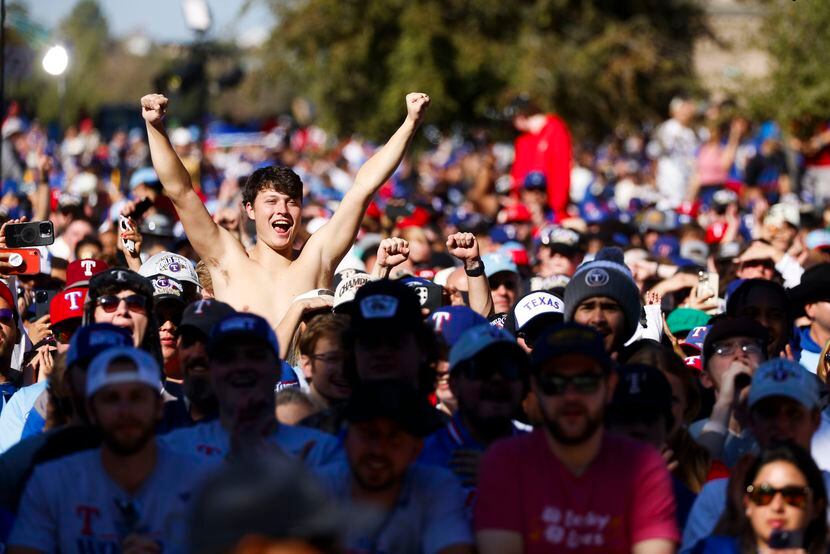Los aficionados ovacionan a los Rangers de Texas en la celebración por el campeonato, en...