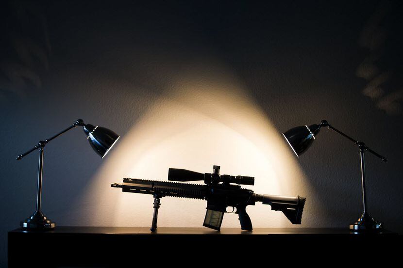 Una fotografía de un arma de alto calibre AR-15.