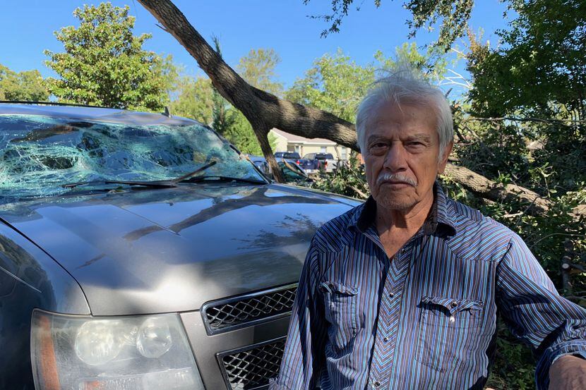 José Cruz estaba con sus hijos y nietos cuando azotó el tornado. Su casa y auto sufrieron...