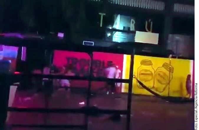 Un tiroteo en un hotel de Playa del Carmen, donde se clausuraba un festival, dejó al menos 5...