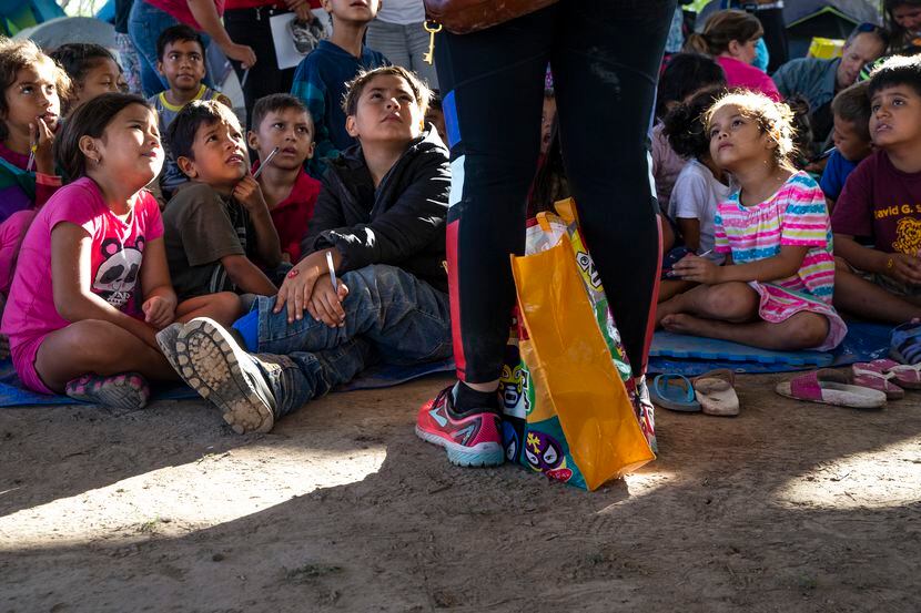 Niños que buscan asilo en un campamento para refugiados en Matamoros, el 15 de diciembre de...