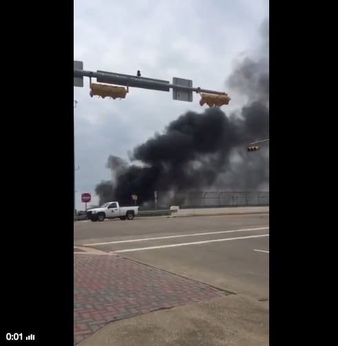 Una persecución  de un trailer terminó en incendio en Arlington. FOTO TOMADA DE TWITTER.  
